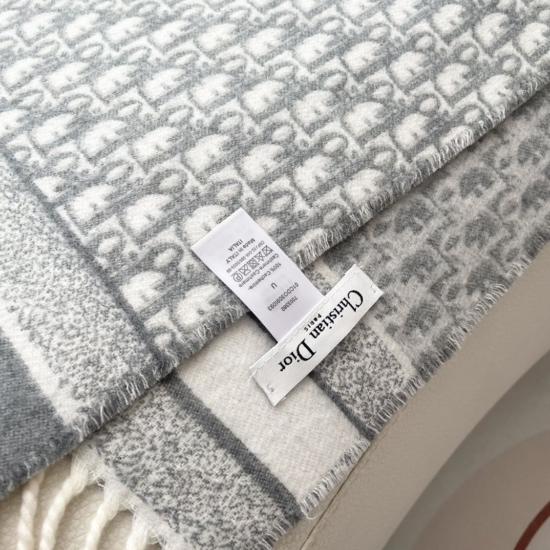 迪奥（Dior）明星同款dd围巾。经典款永远不会过时，而且超百搭。超级好看！！果断自留！精致散须 率真不