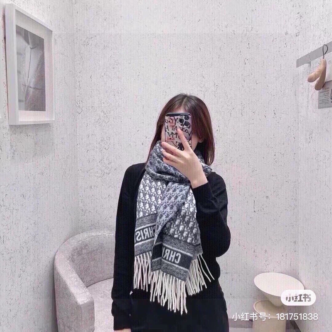 迪奥（Dior）明星同款dd围巾。经典款永远不会过时，而且超百搭。超级好看！！果断自留！精致散须 率真不
