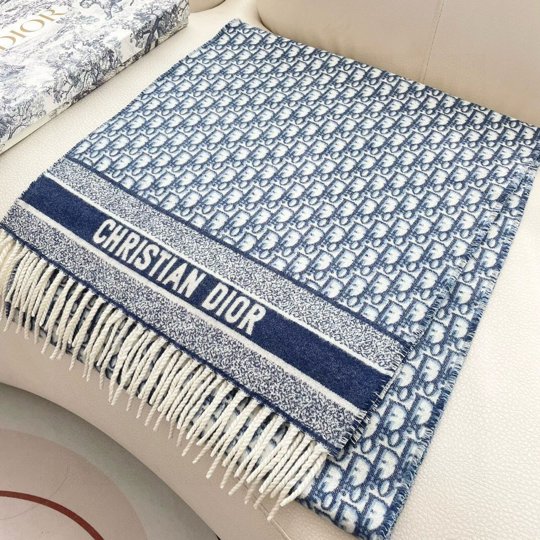 迪奥（Dior）明星同款dd围巾。经典款永远不会过时，而且超百搭。超级好看！！果断自留！精致散须 率真不