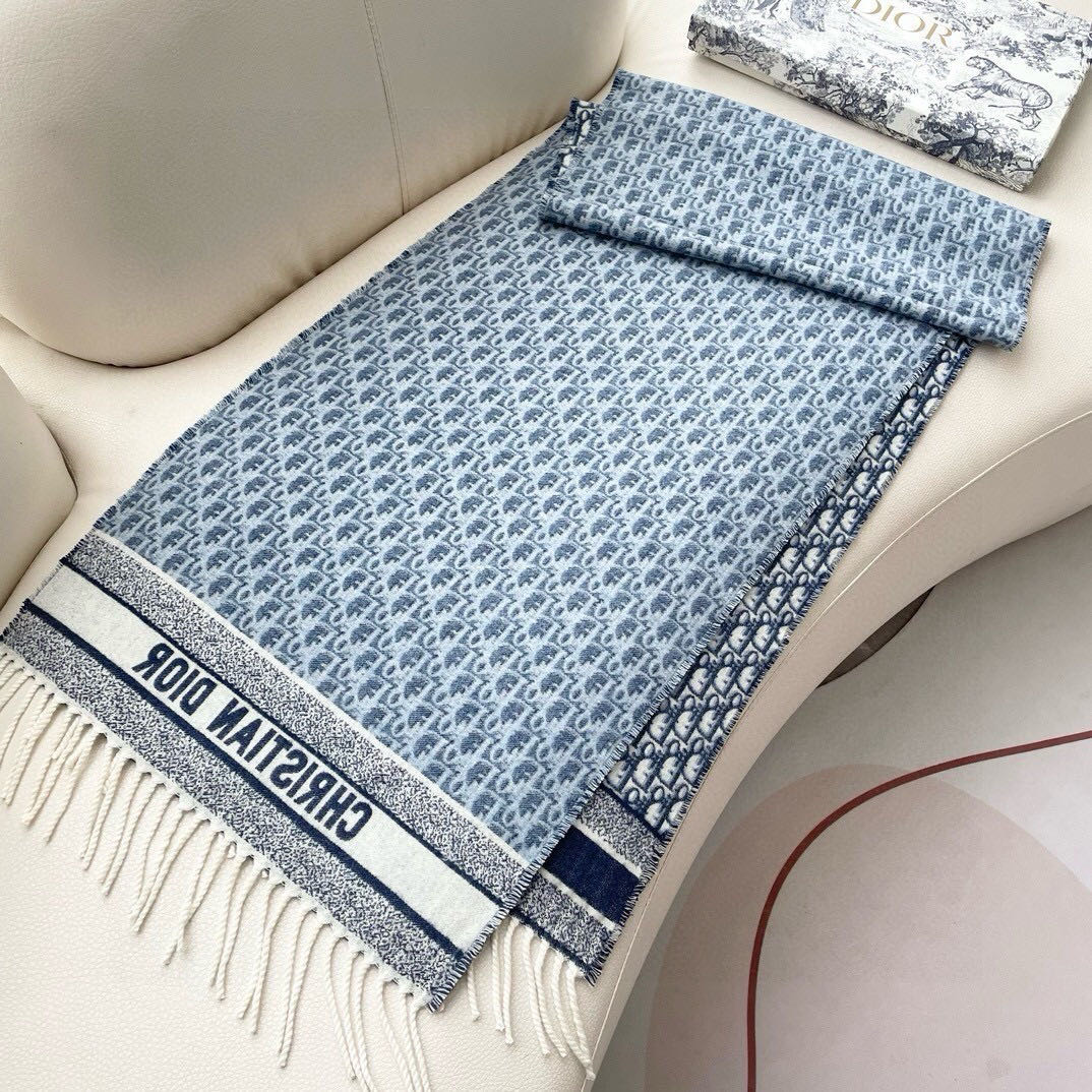 迪奥（Dior）明星同款dd围巾。经典款永远不会过时，而且超百搭。超级好看！！果断自留！精致散须 率真不