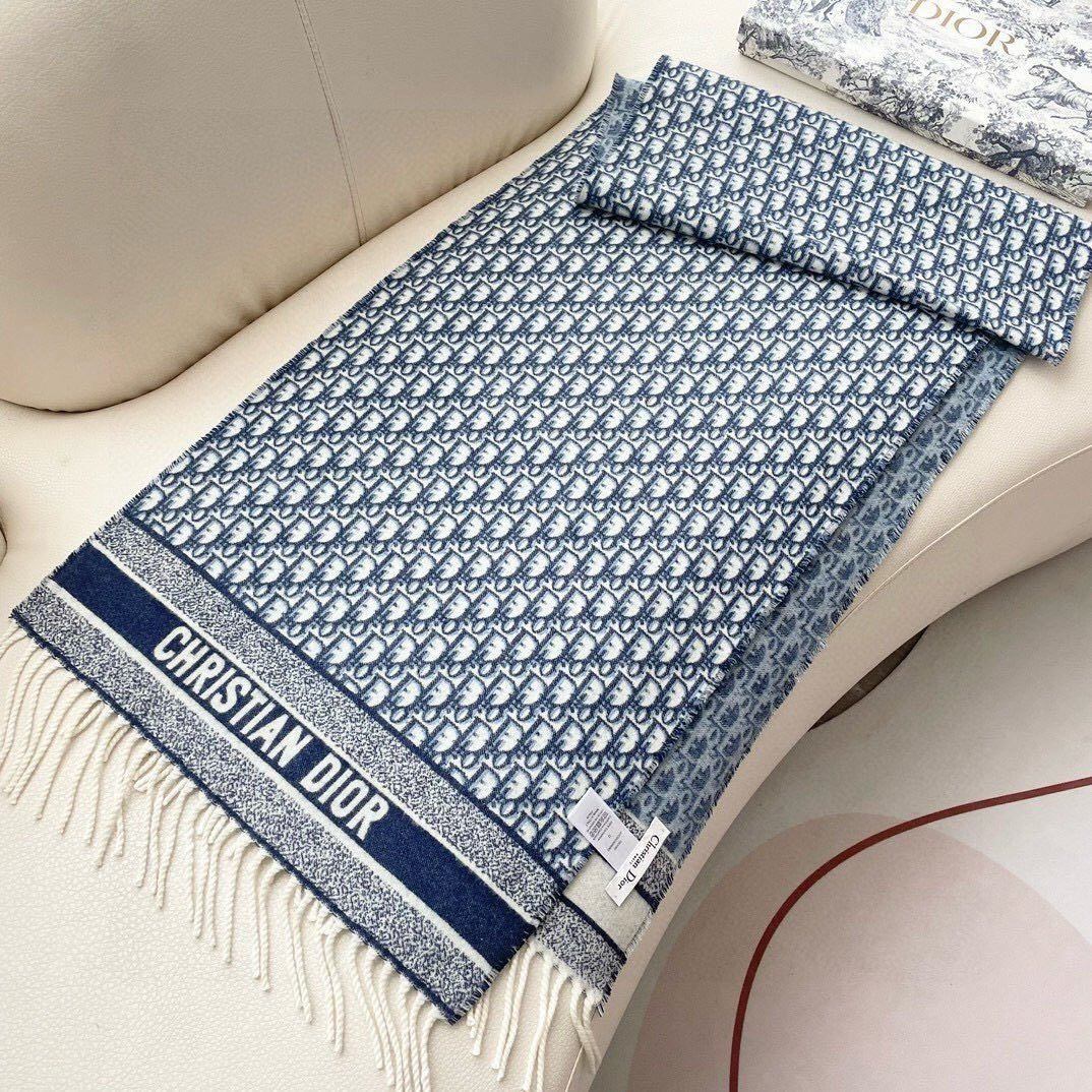 迪奥（Dior）明星同款dd围巾。经典款永远不会过时，而且超百搭。超级好看！！果断自留！精致散须 率真不