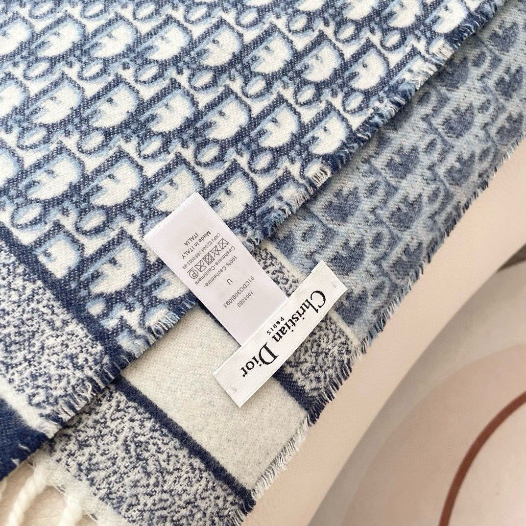 迪奥（Dior）明星同款dd围巾。经典款永远不会过时，而且超百搭。超级好看！！果断自留！精致散须 率真不