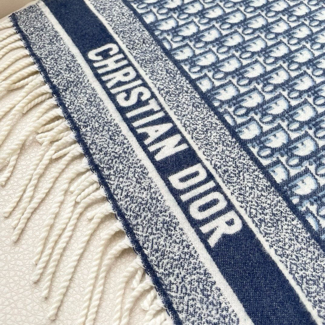 迪奥（Dior）明星同款dd围巾。经典款永远不会过时，而且超百搭。超级好看！！果断自留！精致散须 率真不