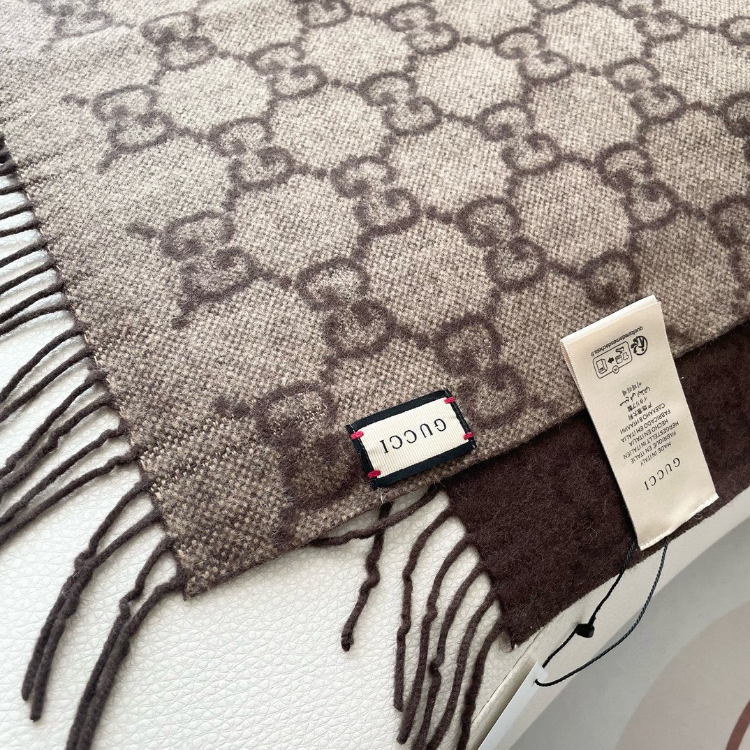 GUCCI（古奇）完美渐变！代购级别！最新双面两用古驰围巾，永远加分的G秋冬单品！各种穿衣风格都可以和她