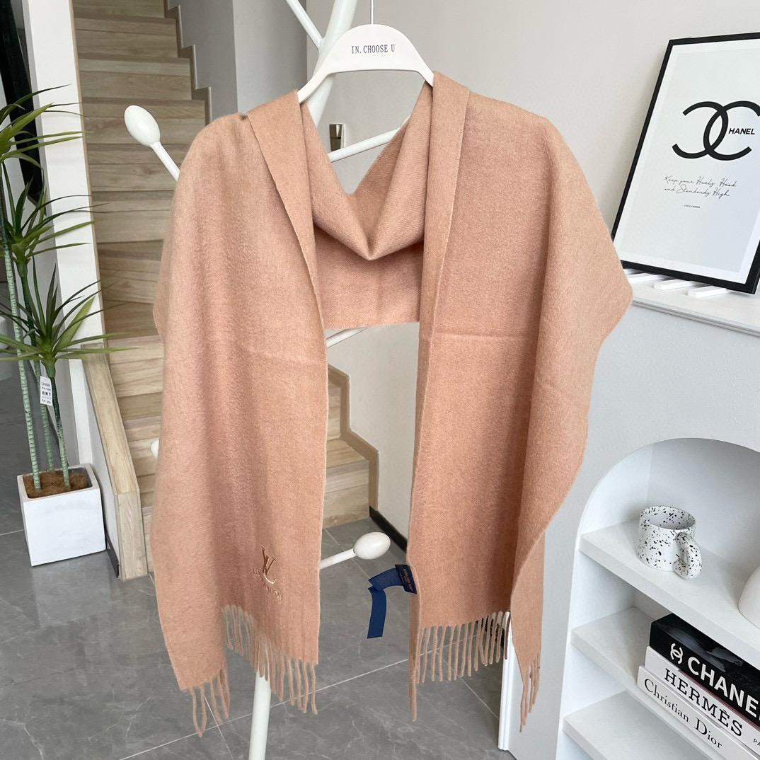 原单品质批！御用殿堂级极品驴！秋冬专柜在售 顶级羊绒长巾.配以精美简约图案组合成经典LV图案 美丽至极 