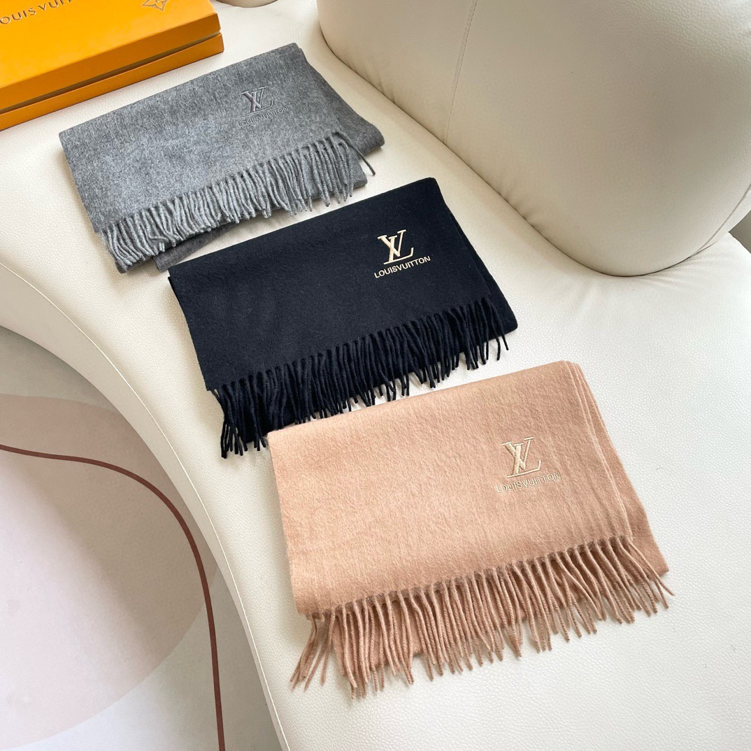 原单品质批！御用殿堂级极品驴！秋冬专柜在售 顶级羊绒长巾.配以精美简约图案组合成经典LV图案 美丽至极 