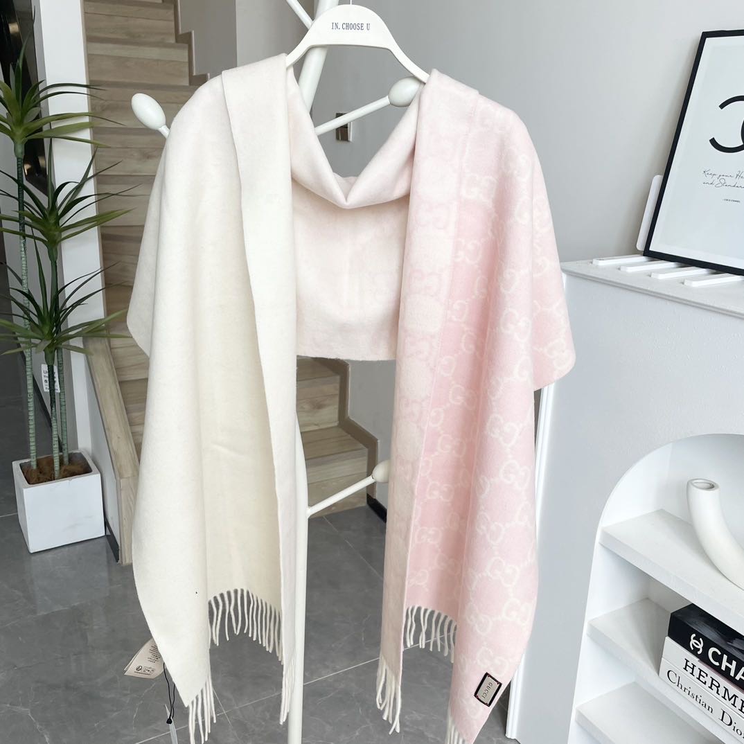 GUCCI（古奇）完美渐变！代购级别！最新双面两用古驰围巾，永远加分的G秋冬单品！各种穿衣风格都可以和她