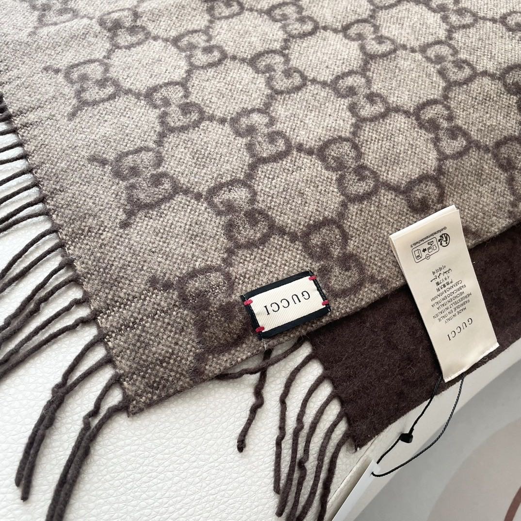 GUCCI（古奇）完美渐变！代购级别！最新双面两用古驰围巾，永远加分的G秋冬单品！各种穿衣风格都可以和她