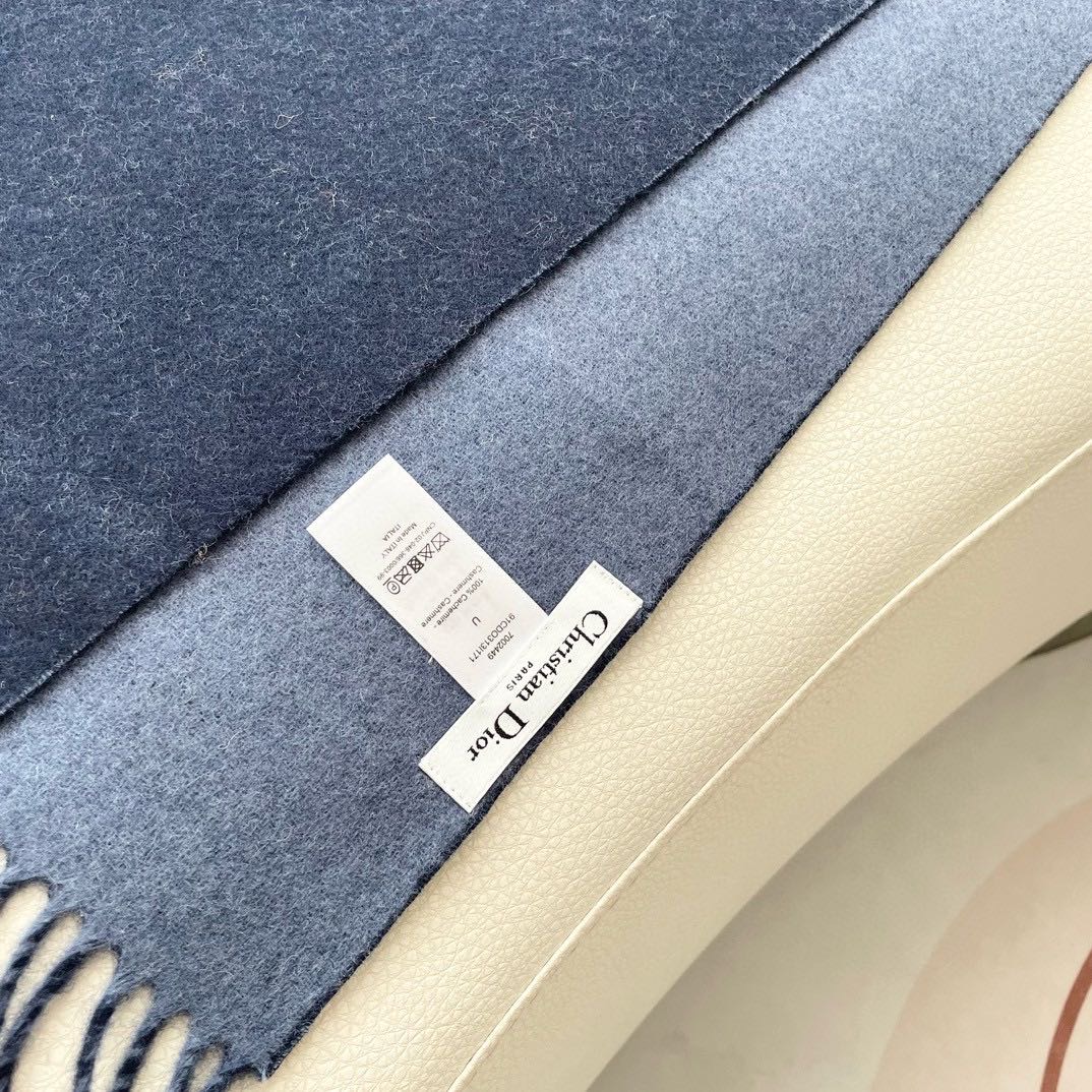 迪奥（Dior）明星同款dd围巾。经典款永远不会过时，而且超百搭。超级好看！！果断自留！精致散须 率真不