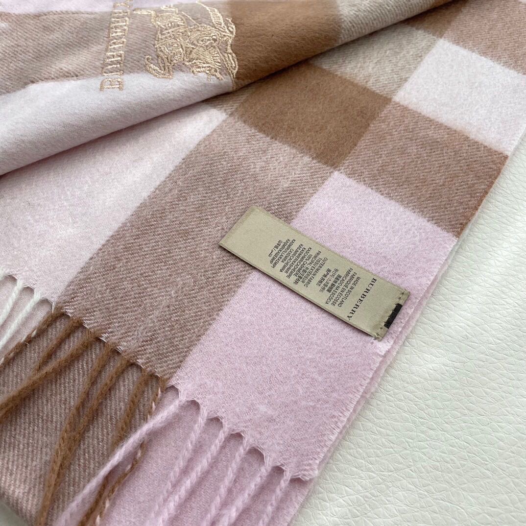 高端好品质 市场质量不一样 爆款上新 情侣款👍👍巴宝利披肩 独家牛货🐂 奢华尽在尺寸之间，高端品质‼️具