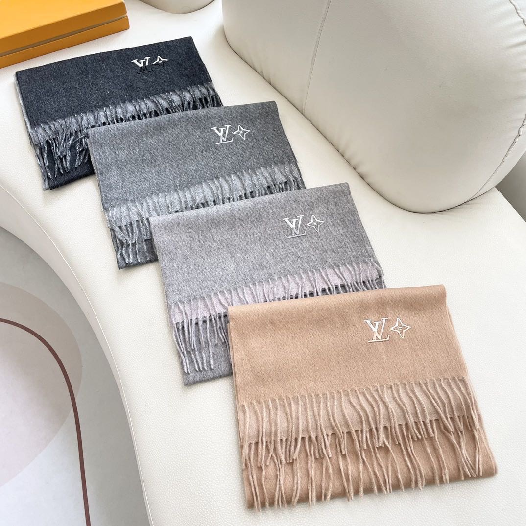 100%山羊绒 Lv家 顶级山羊绒，新款男女通用情侣款👫重磅推荐💥 经典的条纹格子，搭配任何衣服都是满满