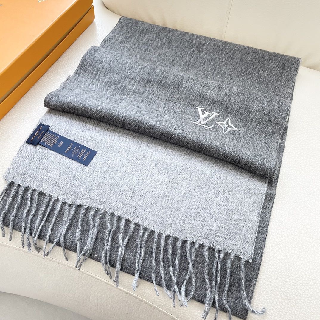 100%山羊绒 Lv家 顶级山羊绒，新款男女通用情侣款👫重磅推荐💥 经典的条纹格子，搭配任何衣服都是满满