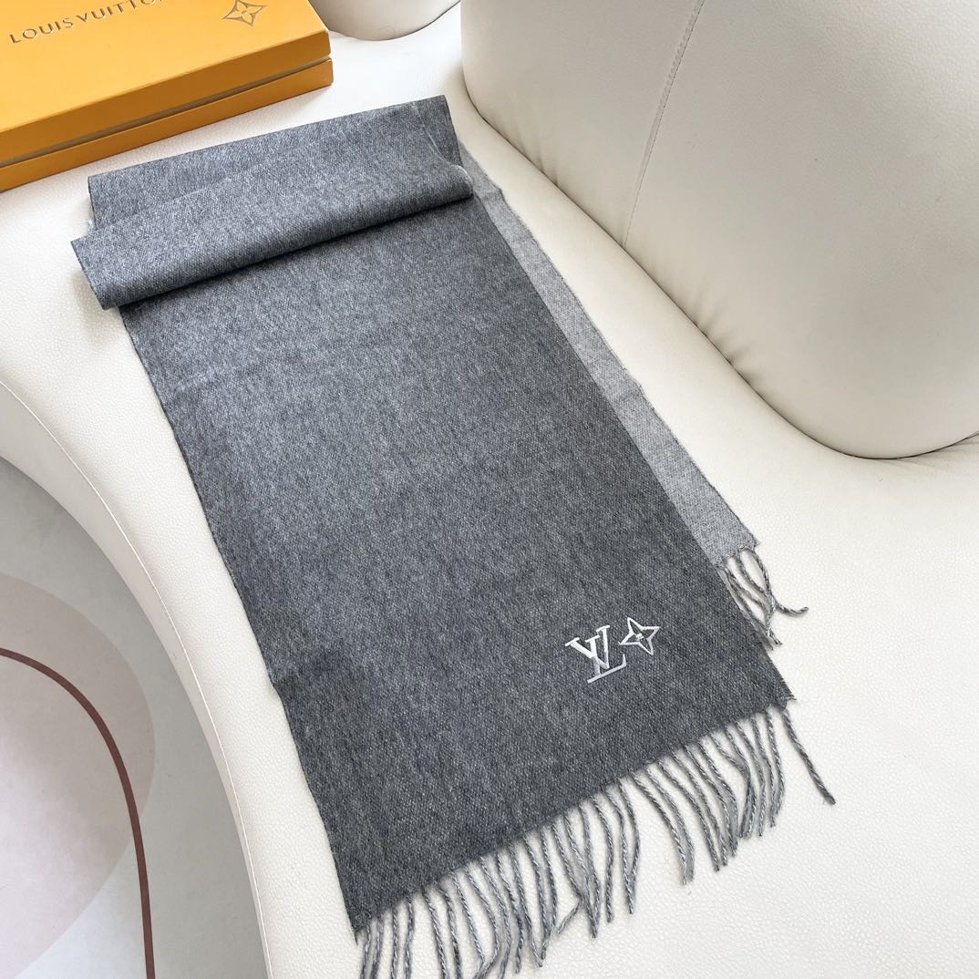 100%山羊绒 Lv家 顶级山羊绒，新款男女通用情侣款👫重磅推荐💥 经典的条纹格子，搭配任何衣服都是满满