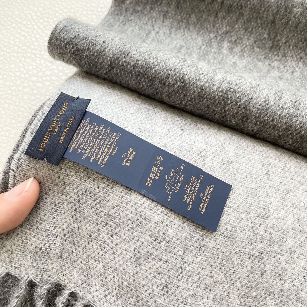 100%山羊绒 Lv家 顶级山羊绒，新款男女通用情侣款👫重磅推荐💥 经典的条纹格子，搭配任何衣服都是满满