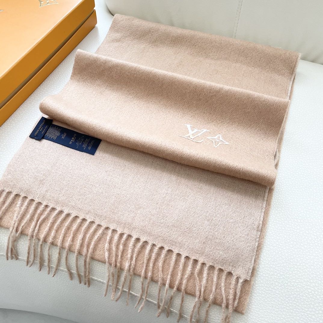 100%山羊绒 Lv家 顶级山羊绒，新款男女通用情侣款👫重磅推荐💥 经典的条纹格子，搭配任何衣服都是满满