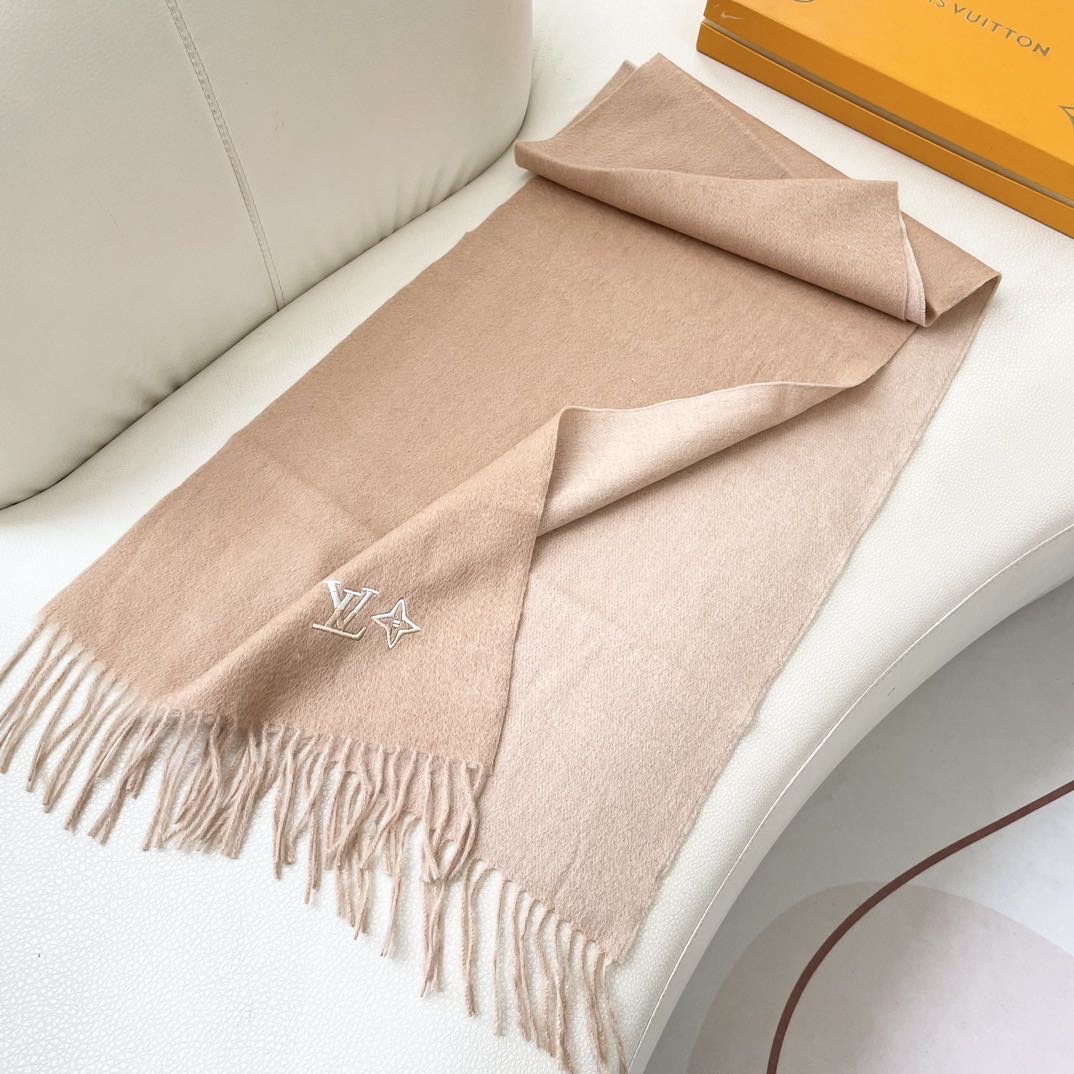 100%山羊绒 Lv家 顶级山羊绒，新款男女通用情侣款👫重磅推荐💥 经典的条纹格子，搭配任何衣服都是满满