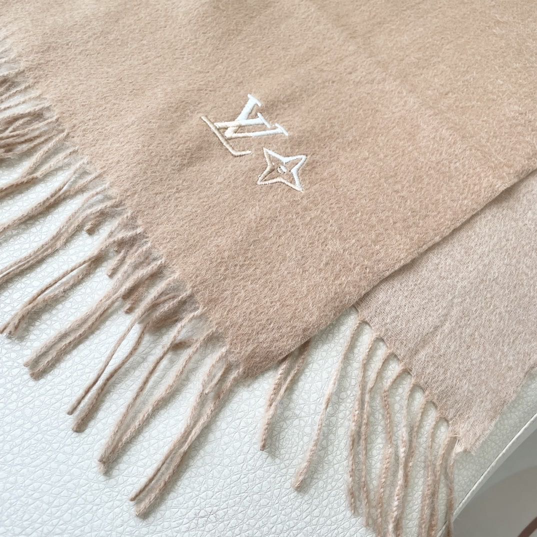 100%山羊绒 Lv家 顶级山羊绒，新款男女通用情侣款👫重磅推荐💥 经典的条纹格子，搭配任何衣服都是满满