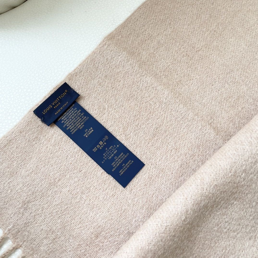 100%山羊绒 Lv家 顶级山羊绒，新款男女通用情侣款👫重磅推荐💥 经典的条纹格子，搭配任何衣服都是满满