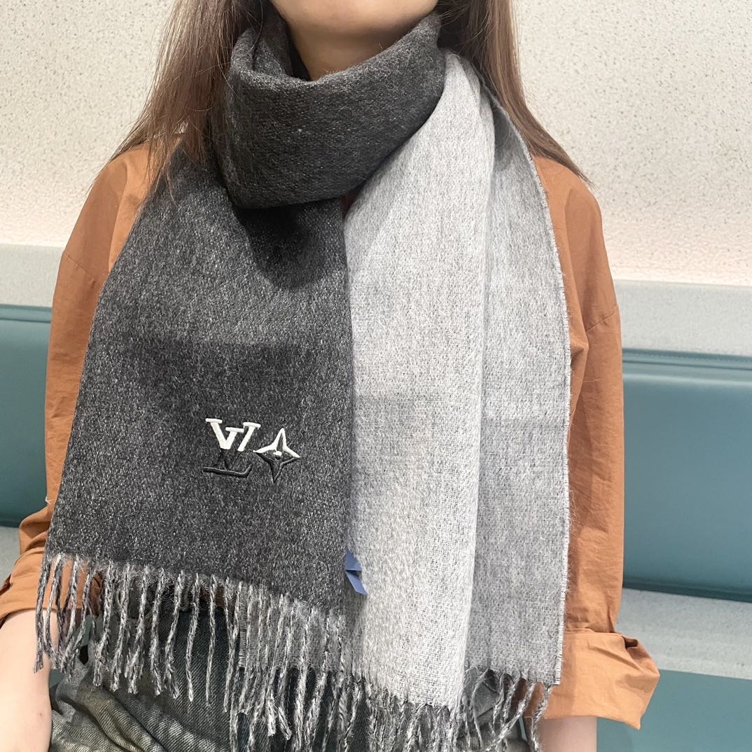 100%山羊绒 Lv家 顶级山羊绒，新款男女通用情侣款👫重磅推荐💥 经典的条纹格子，搭配任何衣服都是满满