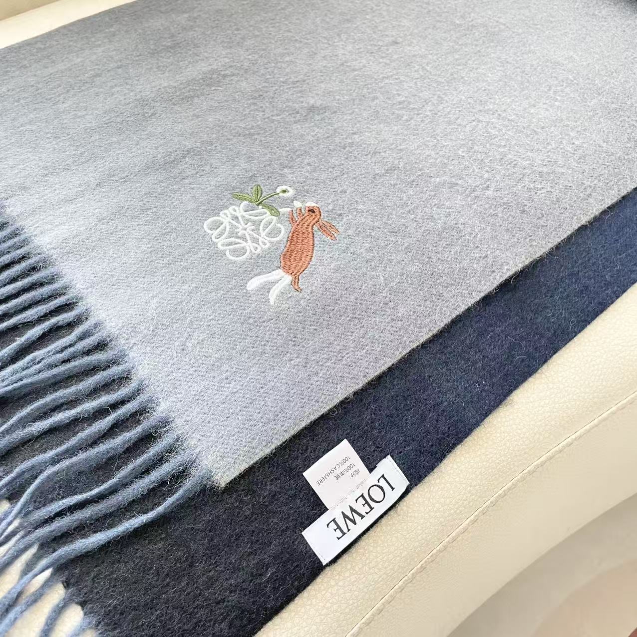 上新2025爱马仕双面男女款围巾且买且珍惜😍~都是出口订单所以比较难遇❤️东西讲究少而精😍好看的一定要收