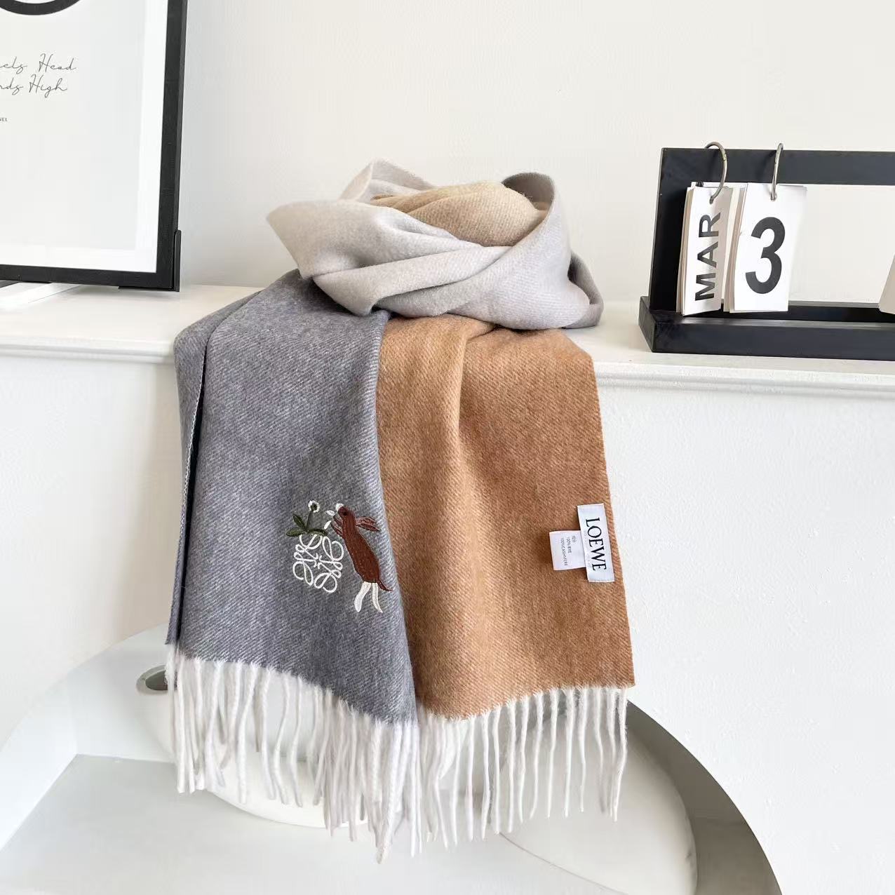 上新2025爱马仕双面男女款围巾且买且珍惜😍~都是出口订单所以比较难遇❤️东西讲究少而精😍好看的一定要收