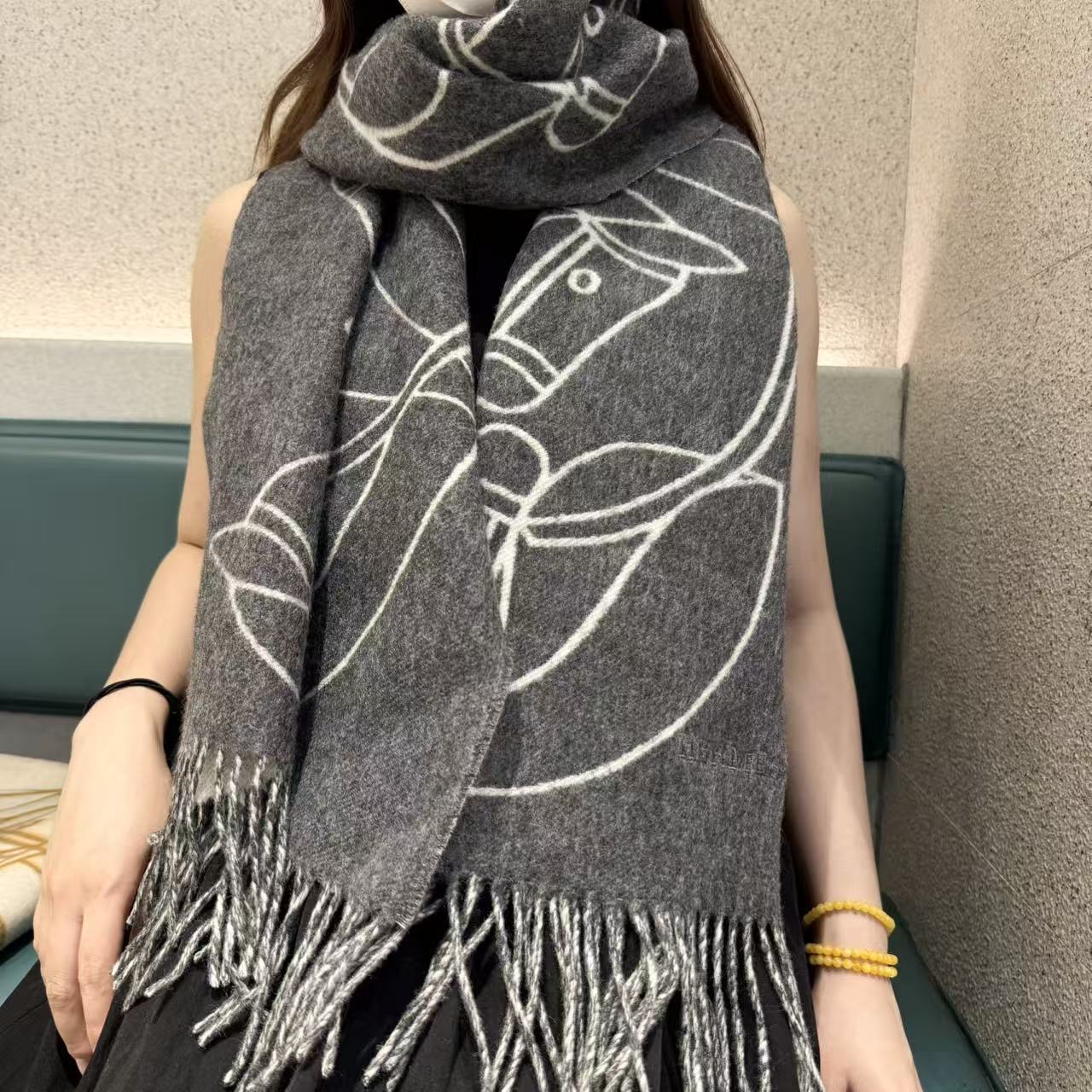 上新2025爱马仕双面男女款围巾且买且珍惜😍~都是出口订单所以比较难遇❤️东西讲究少而精😍好看的一定要收