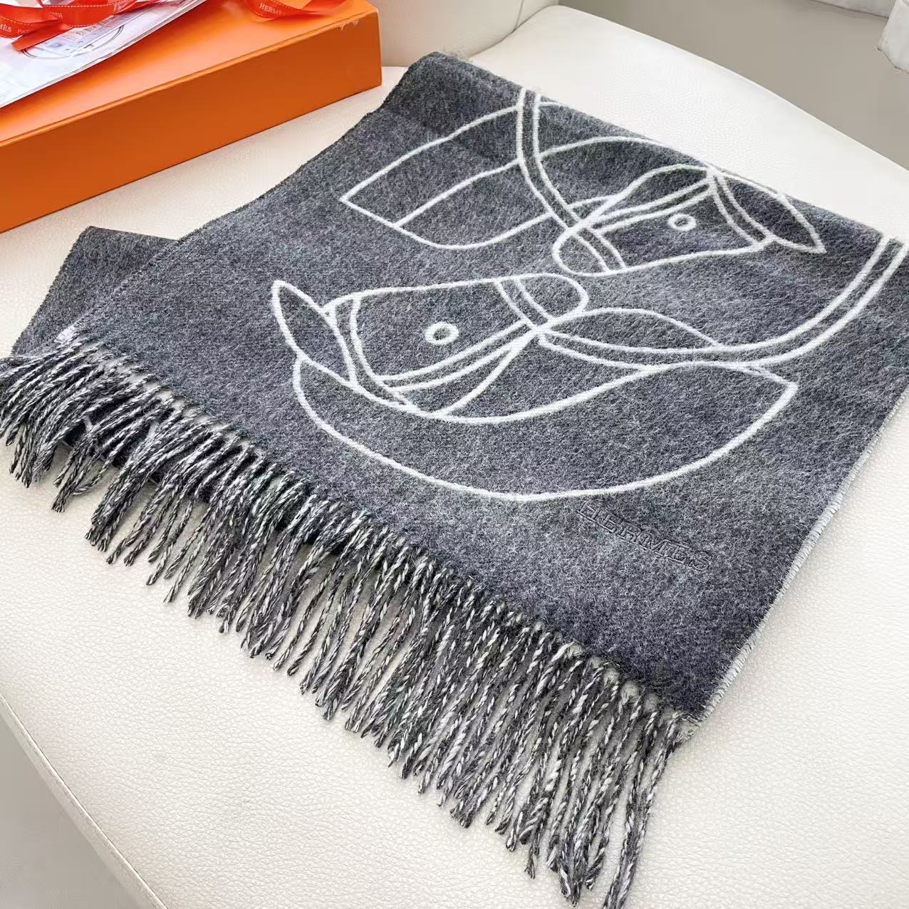 上新2025爱马仕双面男女款围巾且买且珍惜😍~都是出口订单所以比较难遇❤️东西讲究少而精😍好看的一定要收