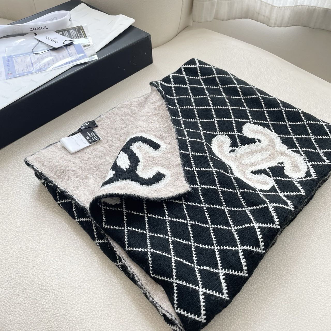 香奈儿针织双面围巾，顶级高端货👼👏绝美百搭款💋专柜限量哦‼️有钱都很难订到💛💙💜顶级山羊绒针织围巾，整条