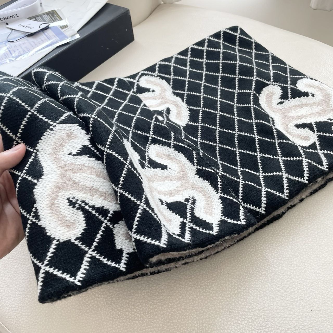 香奈儿针织双面围巾，顶级高端货👼👏绝美百搭款💋专柜限量哦‼️有钱都很难订到💛💙💜顶级山羊绒针织围巾，整条