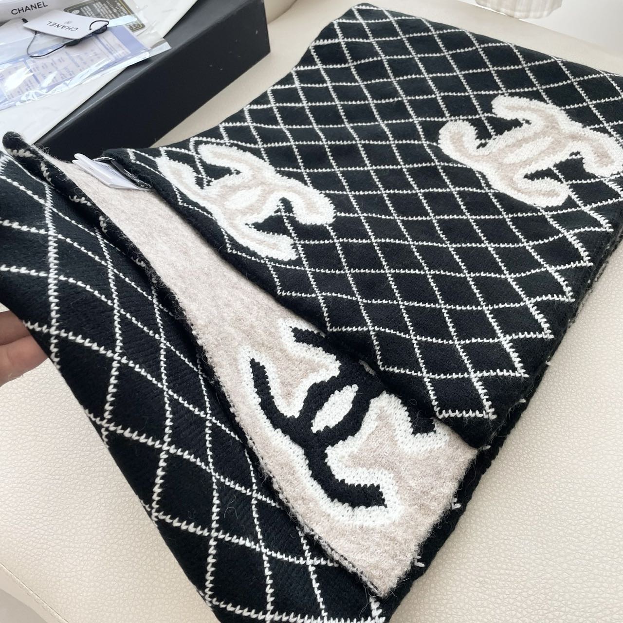 香奈儿针织双面围巾，顶级高端货👼👏绝美百搭款💋专柜限量哦‼️有钱都很难订到💛💙💜顶级山羊绒针织围巾，整条