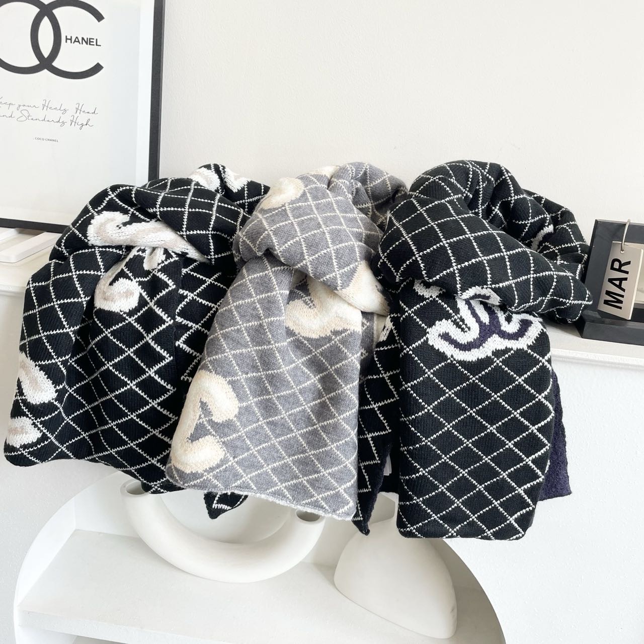 香奈儿针织双面围巾，顶级高端货👼👏绝美百搭款💋专柜限量哦‼️有钱都很难订到💛💙💜顶级山羊绒针织围巾，整条