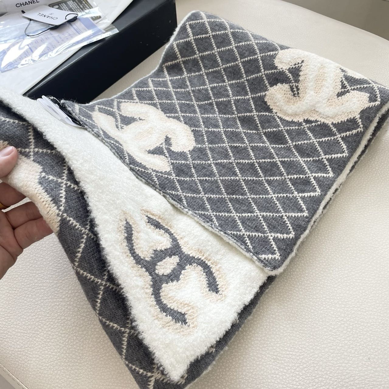 香奈儿针织双面围巾，顶级高端货👼👏绝美百搭款💋专柜限量哦‼️有钱都很难订到💛💙💜顶级山羊绒针织围巾，整条