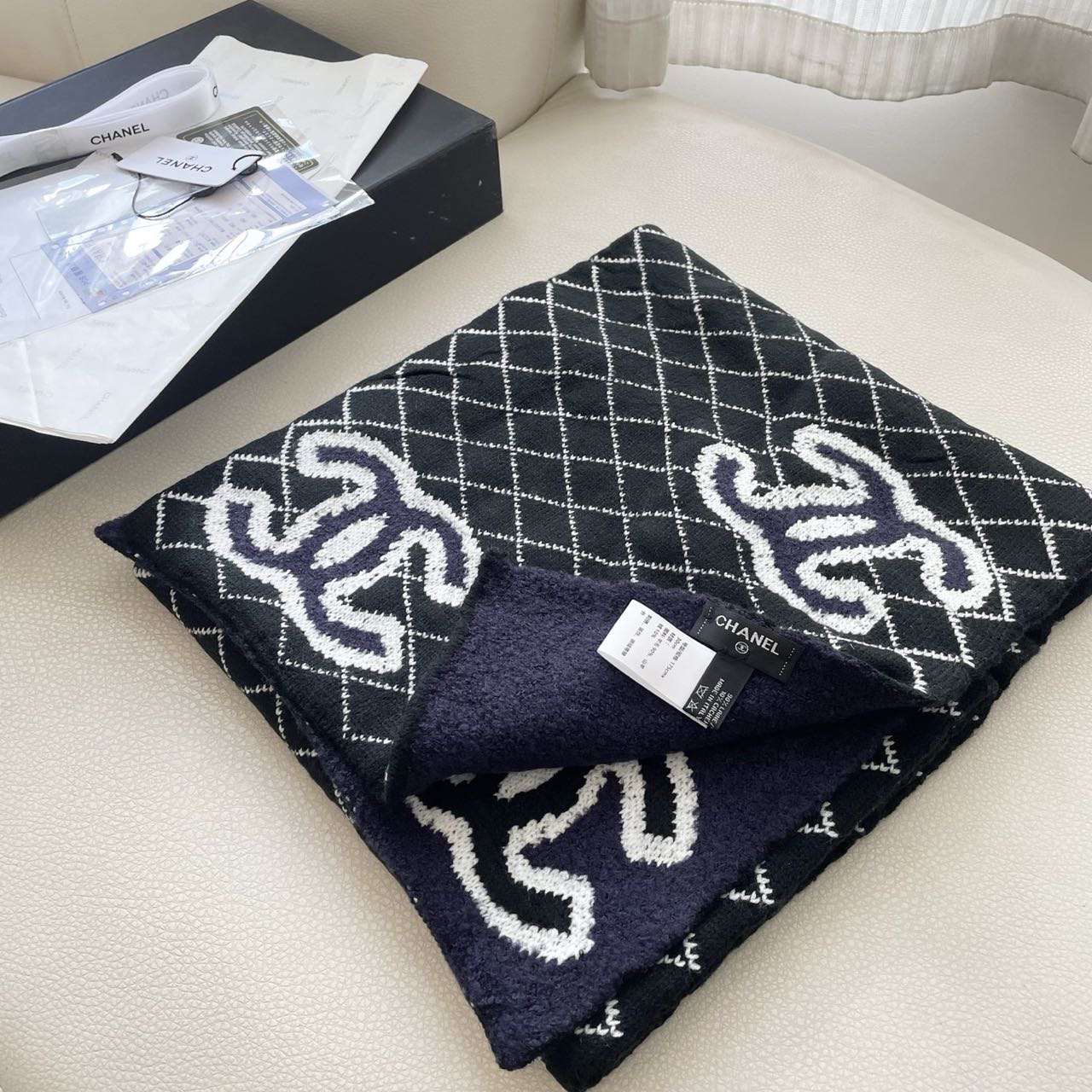 香奈儿针织双面围巾，顶级高端货👼👏绝美百搭款💋专柜限量哦‼️有钱都很难订到💛💙💜顶级山羊绒针织围巾，整条