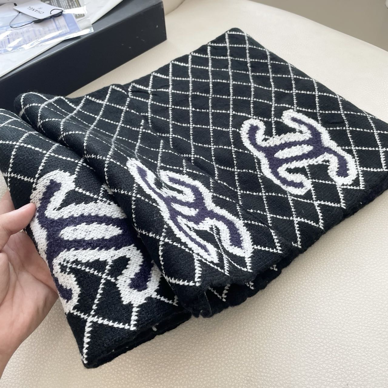 香奈儿针织双面围巾，顶级高端货👼👏绝美百搭款💋专柜限量哦‼️有钱都很难订到💛💙💜顶级山羊绒针织围巾，整条