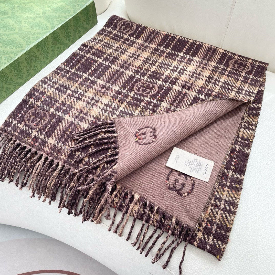 代购级别！最新双面两用围巾，GG标识作为Gucci颇具代表性的传统精髓，始终与系列密不可分，以饱含新意的