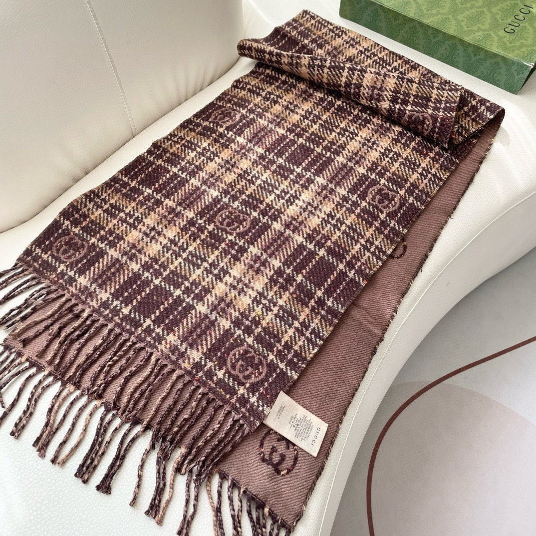 代购级别！最新双面两用围巾，GG标识作为Gucci颇具代表性的传统精髓，始终与系列密不可分，以饱含新意的