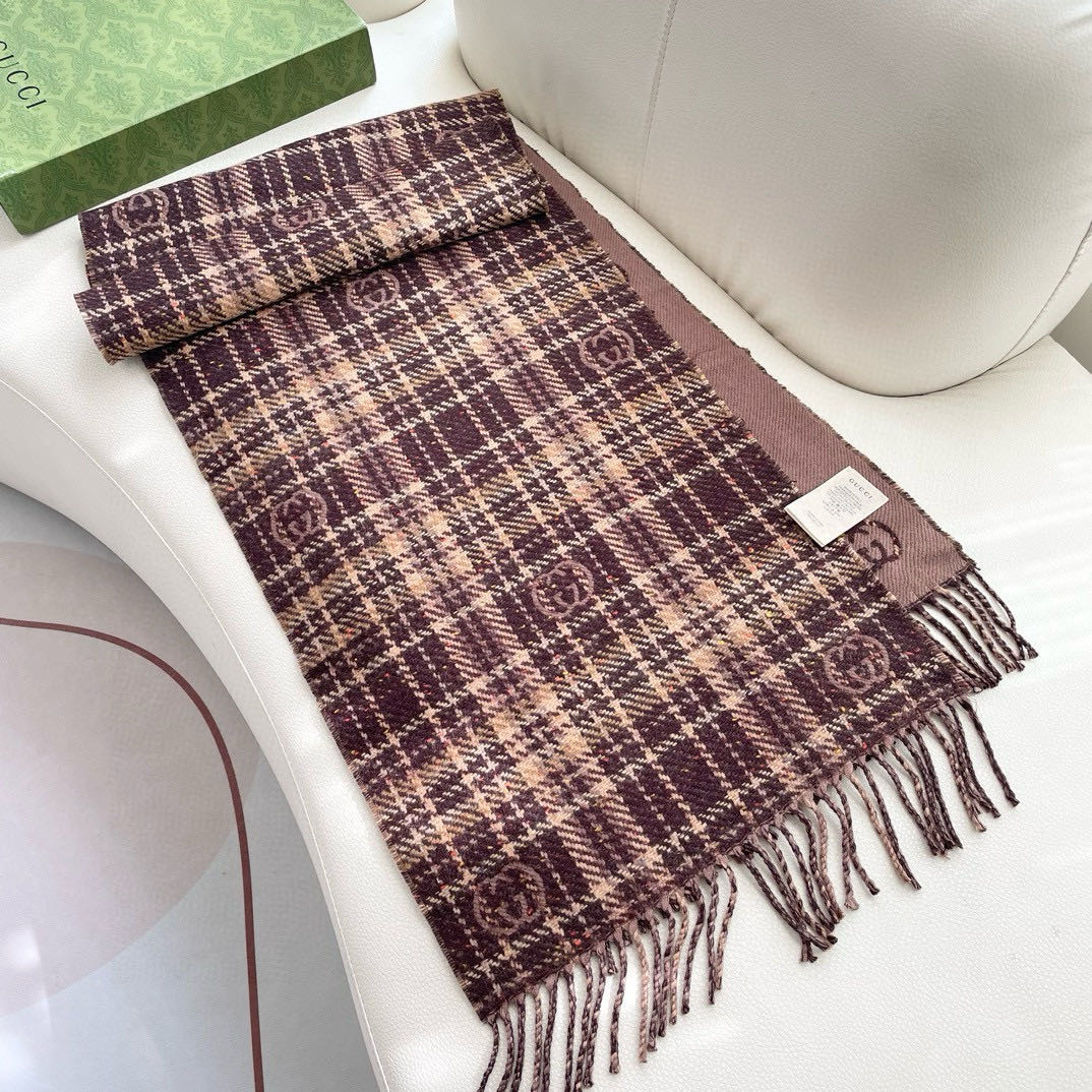 代购级别！最新双面两用围巾，GG标识作为Gucci颇具代表性的传统精髓，始终与系列密不可分，以饱含新意的