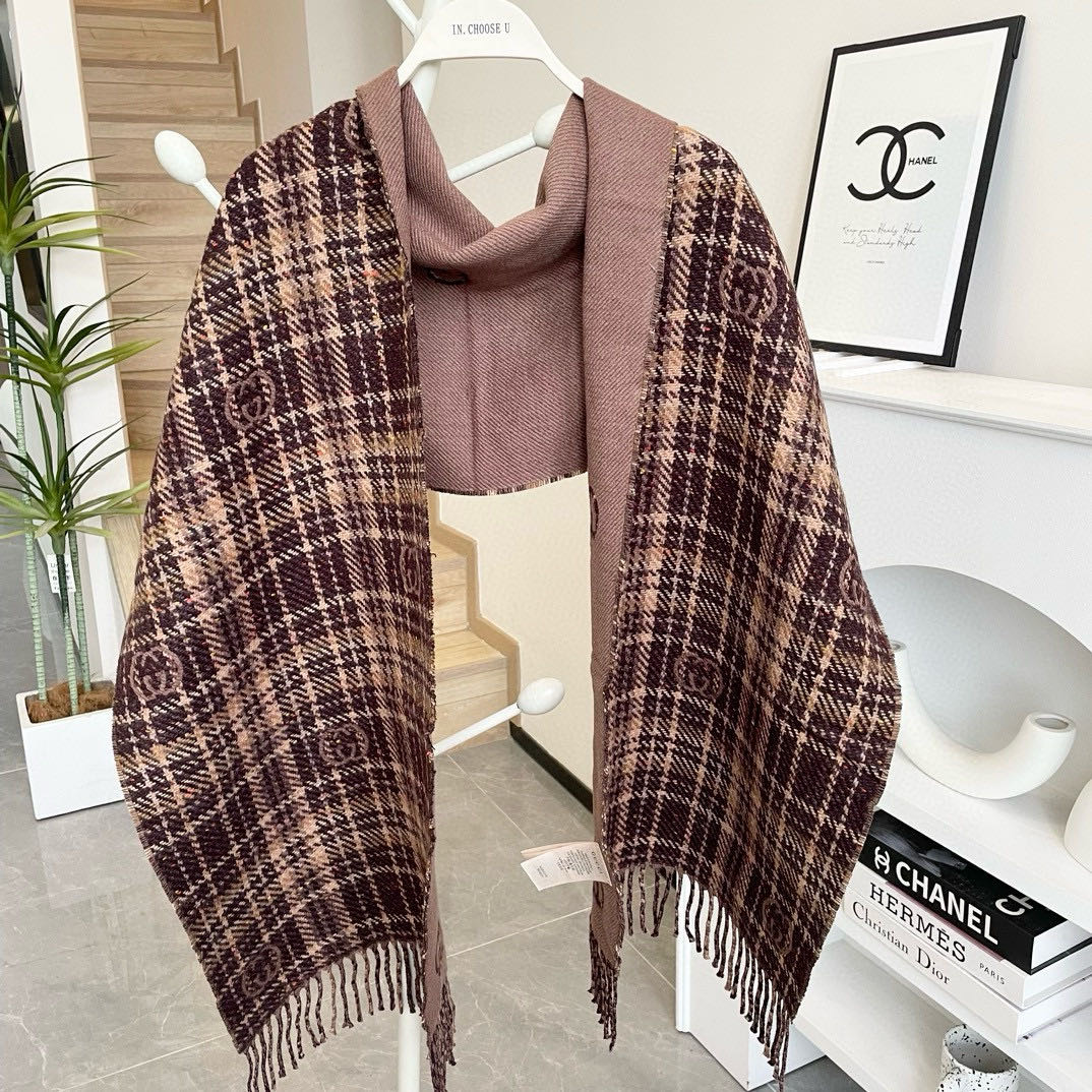 代购级别！最新双面两用围巾，GG标识作为Gucci颇具代表性的传统精髓，始终与系列密不可分，以饱含新意的