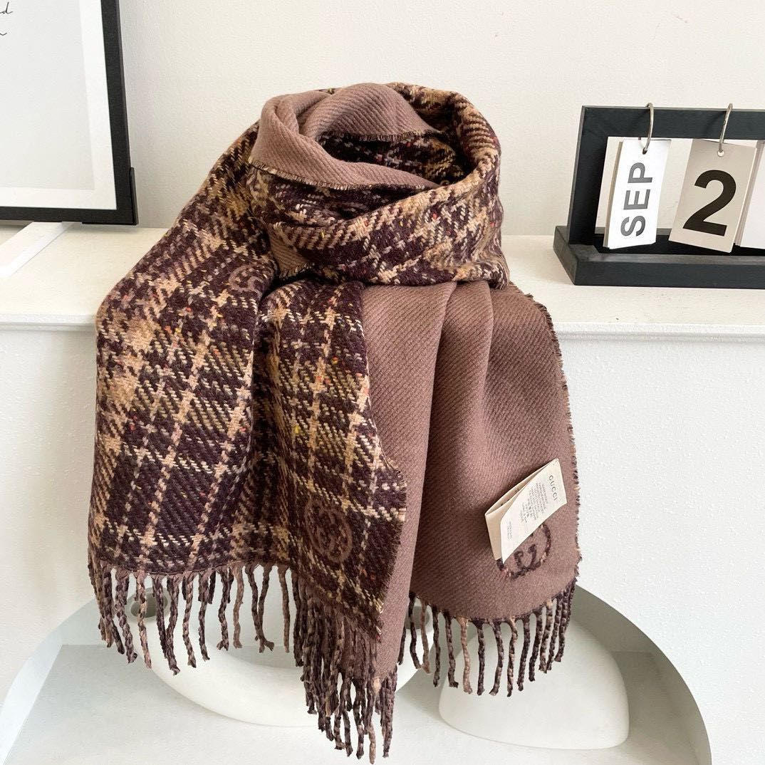 代购级别！最新双面两用围巾，GG标识作为Gucci颇具代表性的传统精髓，始终与系列密不可分，以饱含新意的