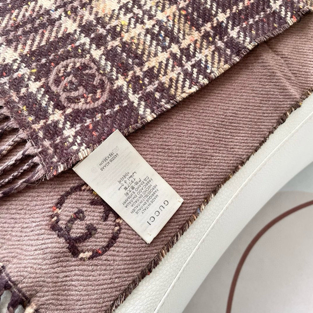 代购级别！最新双面两用围巾，GG标识作为Gucci颇具代表性的传统精髓，始终与系列密不可分，以饱含新意的