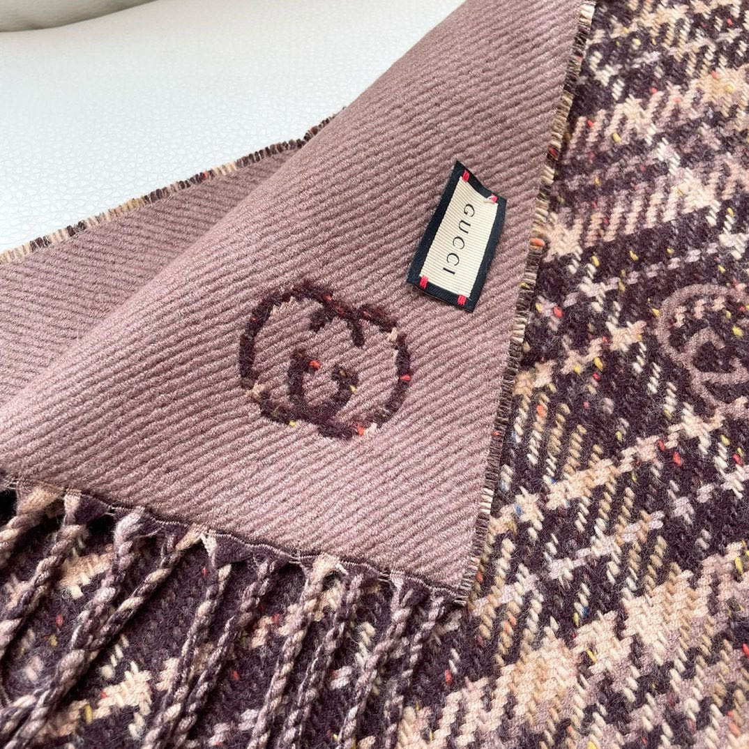 代购级别！最新双面两用围巾，GG标识作为Gucci颇具代表性的传统精髓，始终与系列密不可分，以饱含新意的