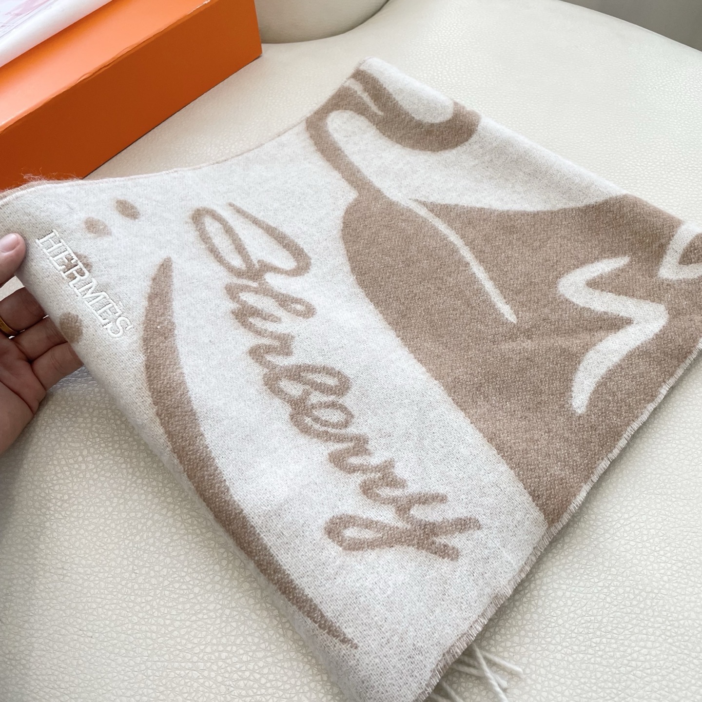 上新2025爱马仕顶级山羊绒男女款围巾且买且珍惜😍~都是出口订单所以比较难遇❤️东西讲究少而精😍好看的一