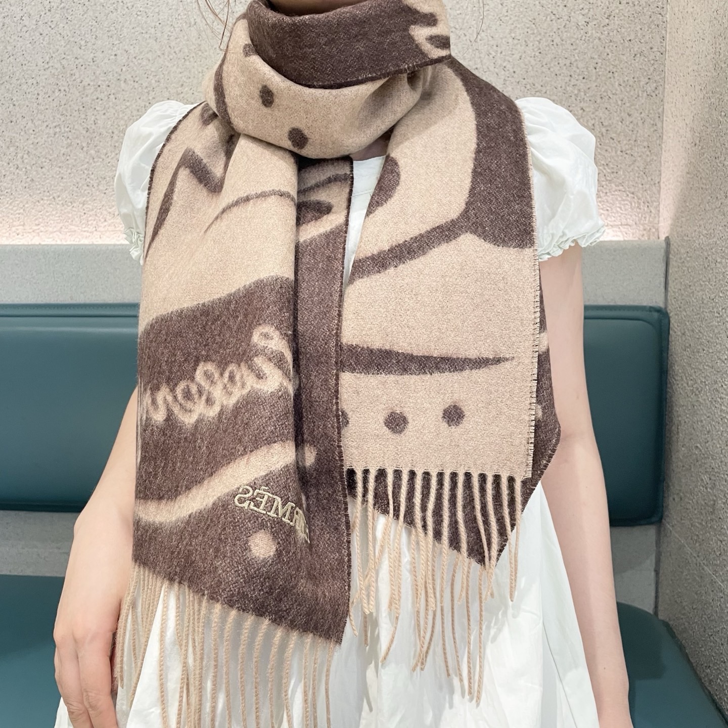 NO:542043,The 2025 Hermes top cashmere scarf for men and women, buy and cherish it~ they are export orders, so it is difficult to find something that is exquisite and beautiful. You must collect this H-home women's scarf. The style is very feminine and the charm is very Classical in the men and women. The classic and large-scale material uses customer-supplied cashmere, which is very delicate and soft, very beautiful. The upper body effect is invincible, beautiful, elegant and simple, super beautiful color scheme, any boy and girl will like, the small logo is very exquisitely embellished with texture and not ostentatious~~ It is very suitable to match formal wear or casual wear~ it is completely OK to fold or circle around, gentlemanly and stylishly with warm demeanor. Material cashmere, size 32x180 high-version scarf, high-version scarf, hermes19860909上新2025爱马仕顶级山羊绒男女款围巾且买且珍惜~都是出口订单所以比较难遇东西讲究少而精好看的一定要收这款H家女士围巾,款式很有女性魅力是男女款里非常Classical的设计,经典大方面料采用的是客供的羊绒细腻柔软度都非常的好,非常漂亮.上身效果无敌好看大气简约,超级好看的配色,任何男生女生都会喜欢的款吧小小Logo非常精致的点缀有质感不张扬~~搭配正装或者搭配休闲装都很合适~对折挂围或者绕圈围都完全可以,绅士有型~有温度的风度.材质羊绒,尺寸32x180高版本围巾,高版本围巾,hermes,scarf