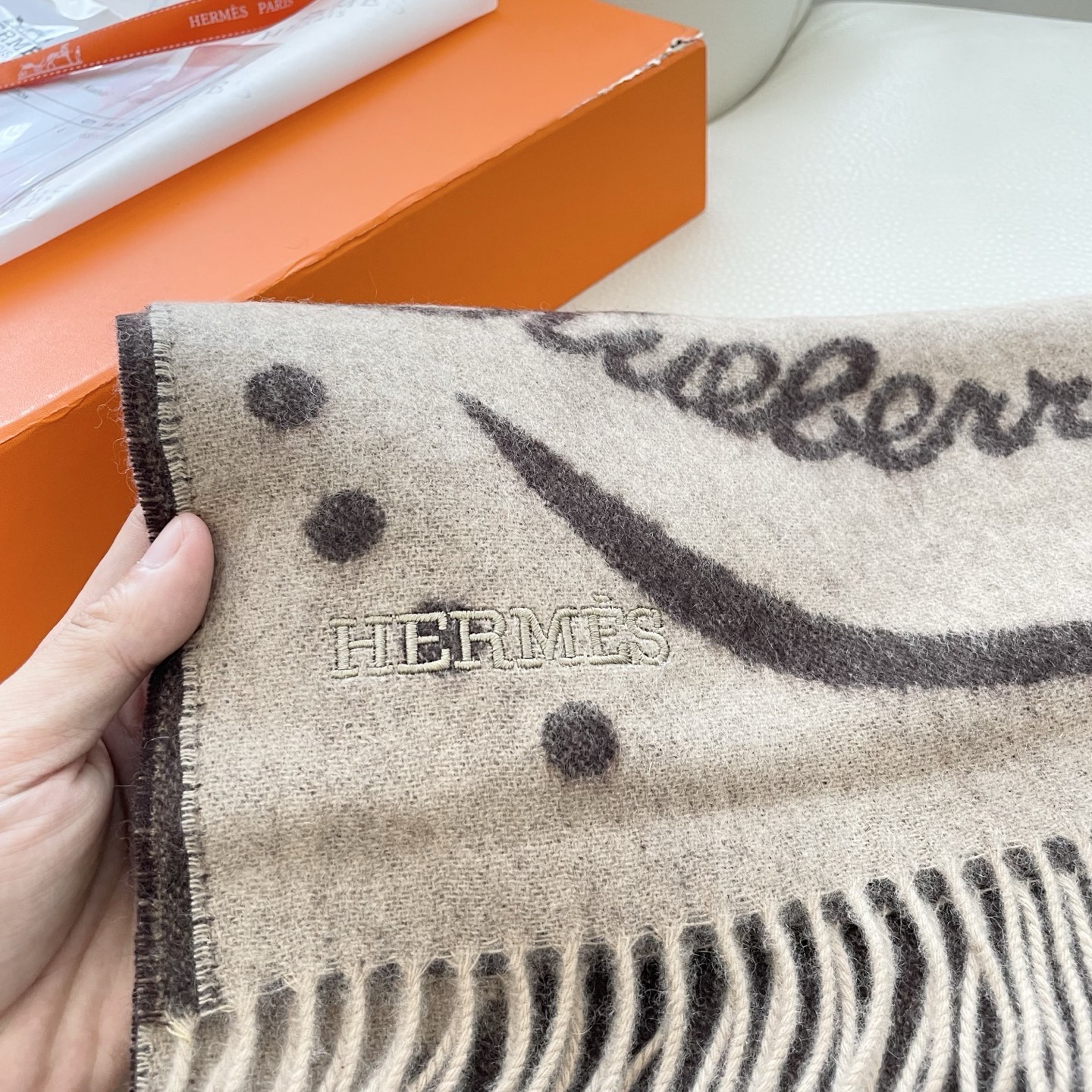 上新2025爱马仕顶级山羊绒男女款围巾且买且珍惜😍~都是出口订单所以比较难遇❤️东西讲究少而精😍好看的一