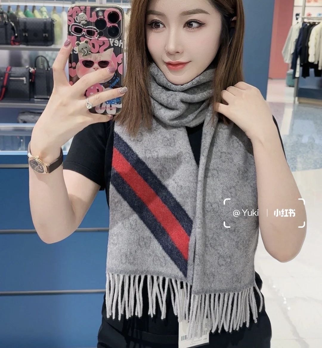 NO:542027,·New counter synchronous double G jacquard Size38x200Cm Material Meinu baby cashmere Fashion double G jacquard Low-key yet brand charm, red and green webbing on one side of the scarf, capable and versatile, nice!  Men and women have a high-end scarf, high-end scarf19860909·新款专柜同步双G提花 Size38x200Cm 材质 美丽奴baby羊绒 时尚双G提花 低调中不失品牌魅力,围巾一侧采用红绿织带,干练百搭 敲nice！男女同款哟高版本围巾,高版本围巾,scarf