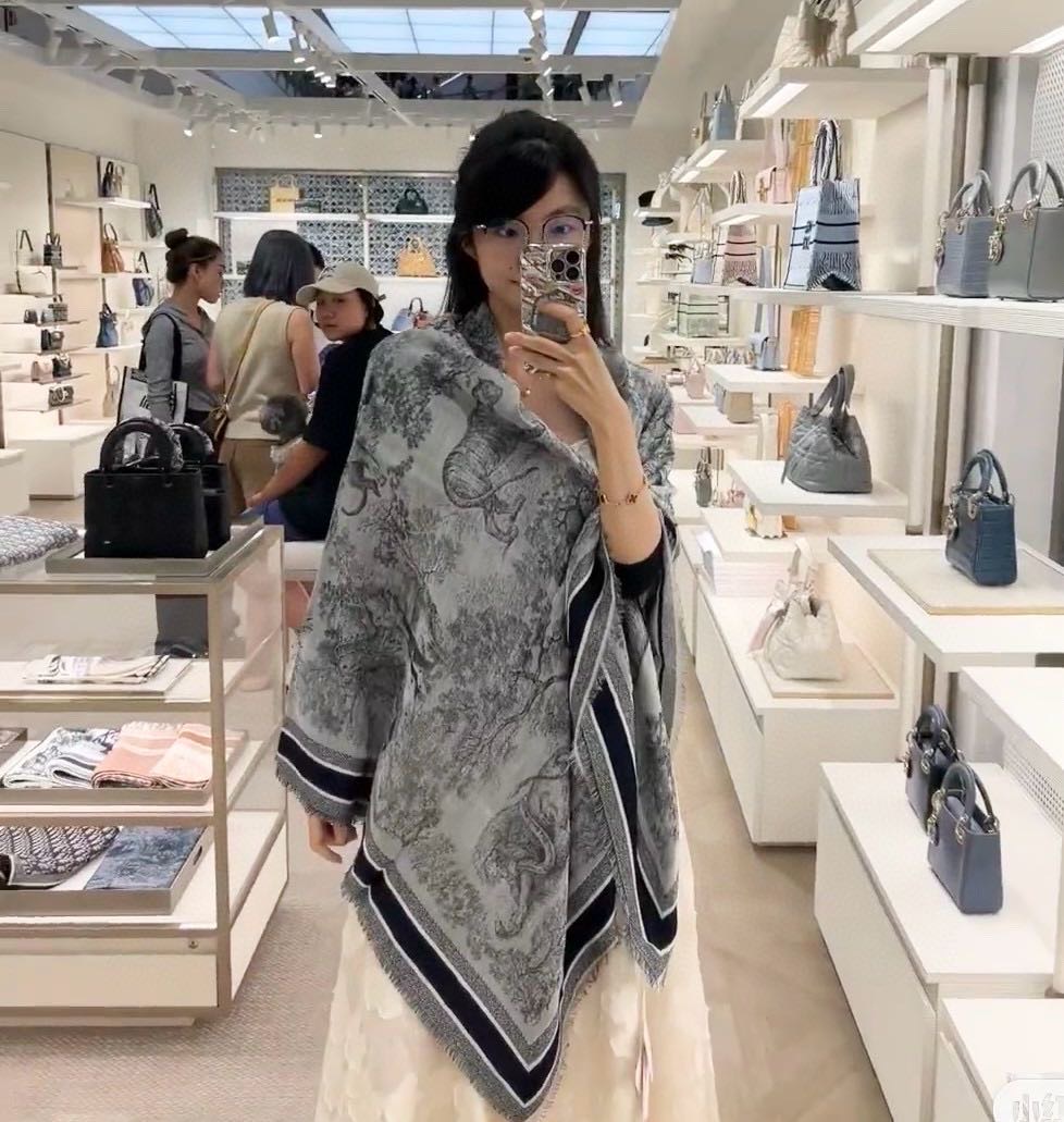 NO:542030,Square Scarf] Dior shawl classic letters with silk-blended gorgeous texture, suitable for ready-to-wear and accessories series. Size 140 x 140cm Fabric 57 wool, 43 silk Dior letter jacquard pattern Full-frame floral high-version scarf, high-version scarf, dior, real silk, shawls19860909方巾】Dior披肩经典字母搭配丝毛混纺的华美质感,与成衣和配饰系列单品搭配相宜. 尺寸140 x 140cm 面料 57羊毛,43真丝 Dior字母提花织纹 全幅 花卉高版本围巾,高版本围巾,dior,real silk,shawls,scarf