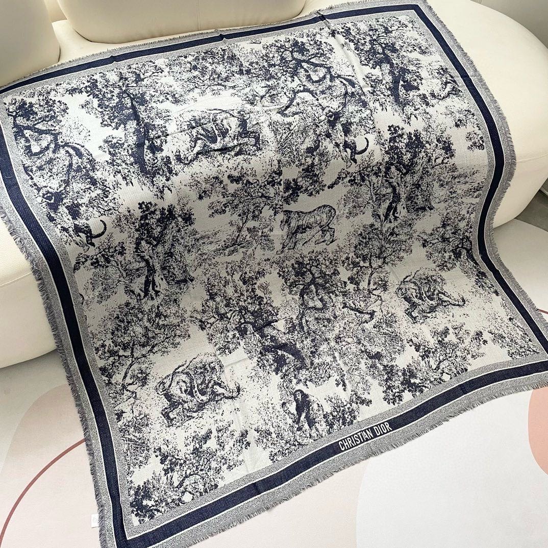 方巾】Dior披肩❤️经典字母👍搭配丝毛混纺的华美质感，与成衣和配饰系列单品搭配相宜。尺寸：140 x 