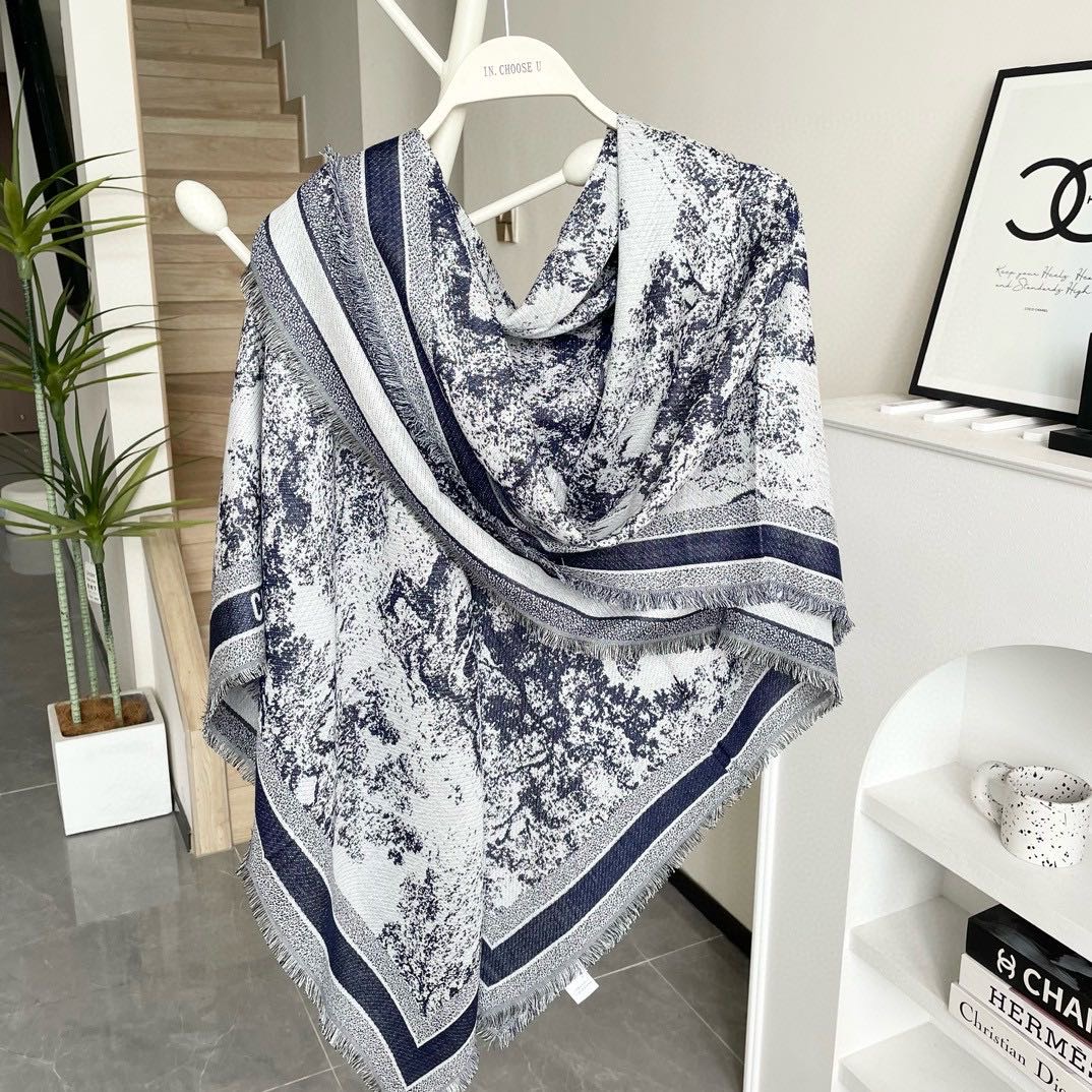 方巾】Dior披肩❤️经典字母👍搭配丝毛混纺的华美质感，与成衣和配饰系列单品搭配相宜。尺寸：140 x 