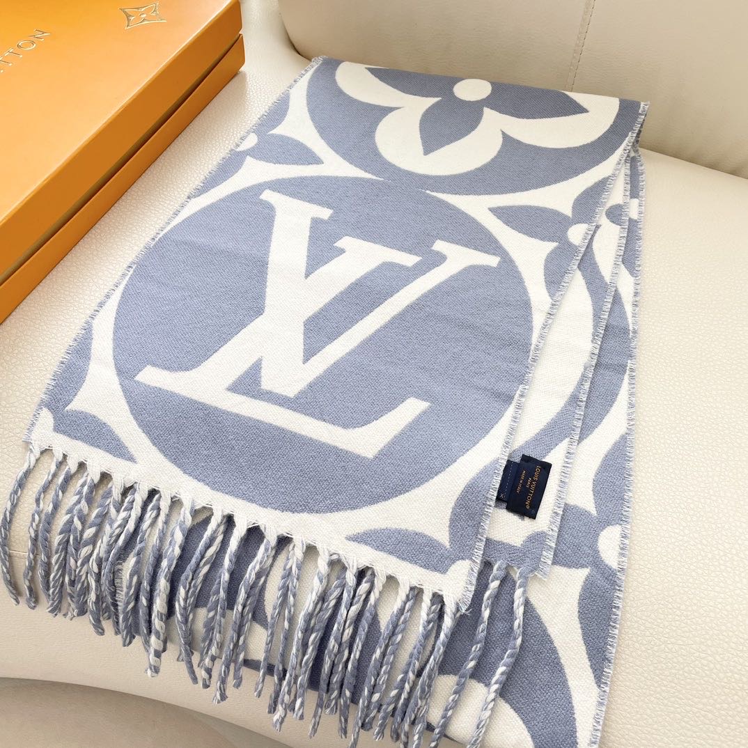 今年热度最高的嫩粉拼白围巾本款LVEssential围巾聚焦大元素，以Monogram图案和路易威登标识