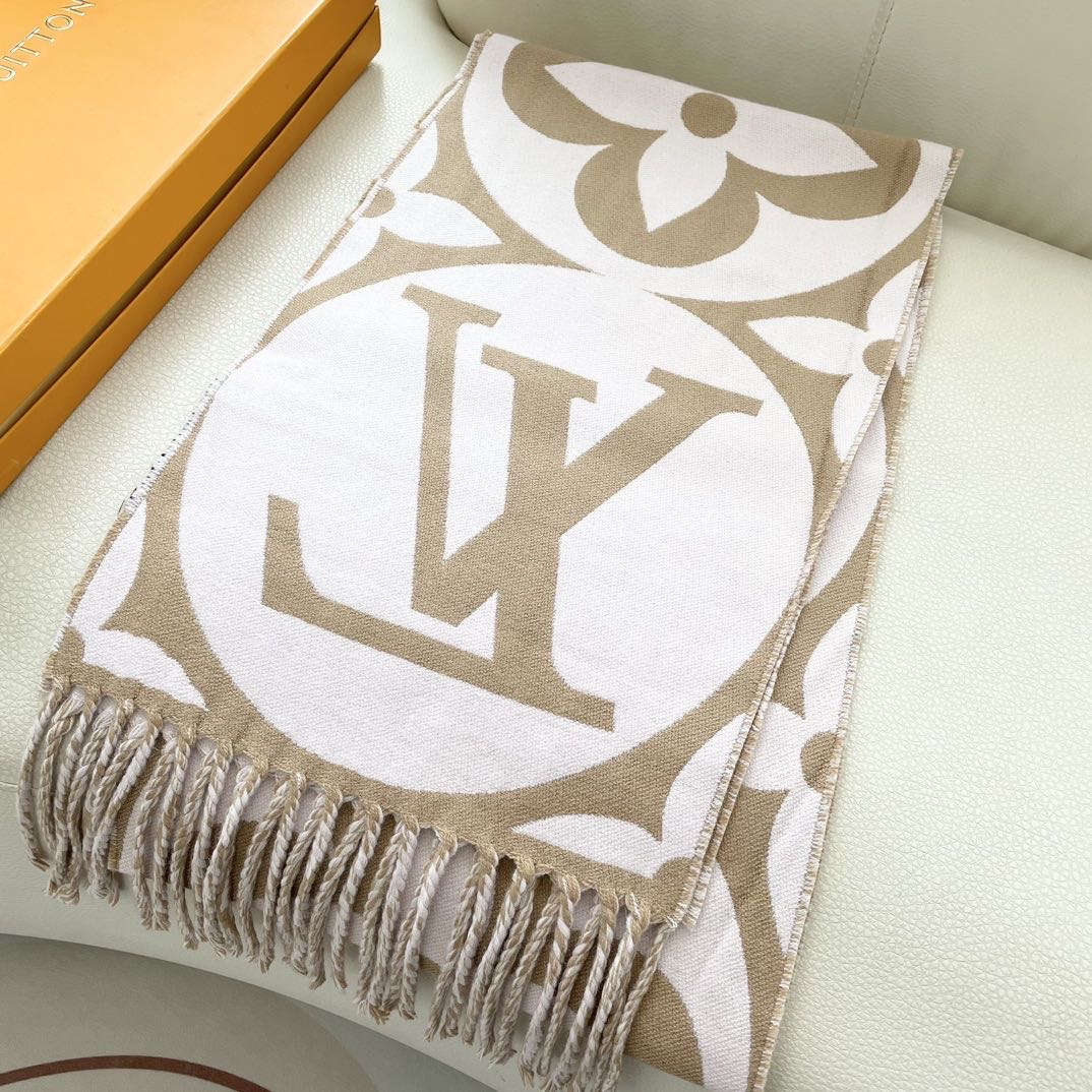 今年热度最高的嫩粉拼白围巾本款LVEssential围巾聚焦大元素，以Monogram图案和路易威登标识